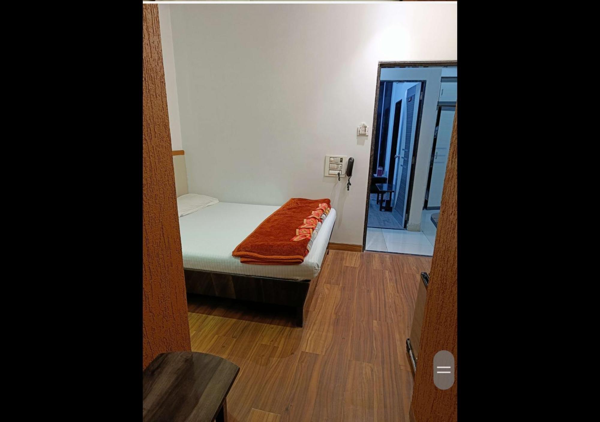 Hotel Broadway Colaba Мумбаи Экстерьер фото
