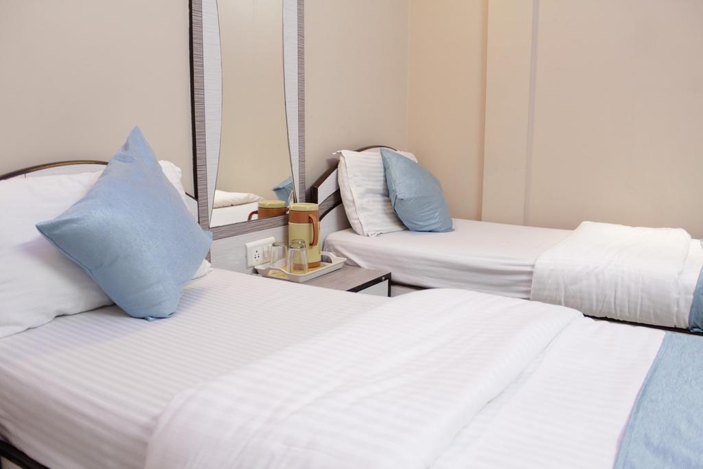 Hotel Broadway Colaba Мумбаи Экстерьер фото